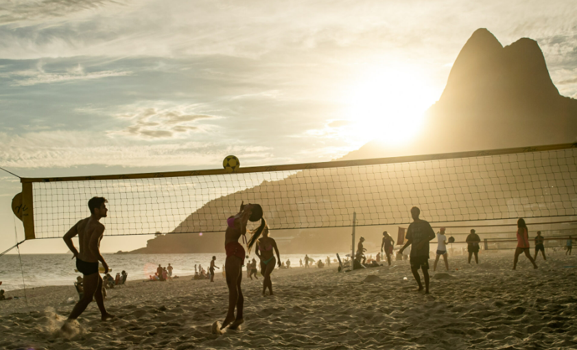 Jogar Futevolei nas Praias Brasileiras